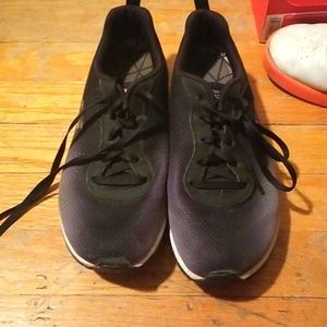 Sizd 6 and a half sketchers.Black and gray.